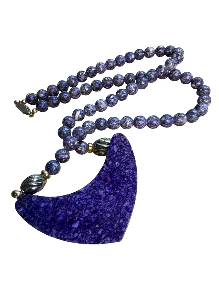 Collar Colgante Tallado Charoite Piedras Preciosas Púrpura Con Cuentas Acentos Dorados De Colección Foto 3 de 4
