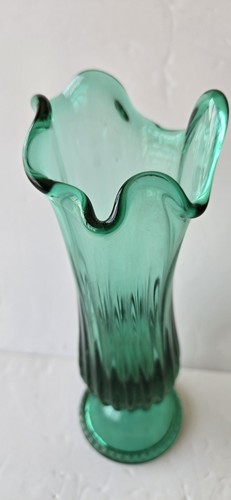 Jarrón vintage Fenton Art Glass verde elástico tirado borde con volantes Virginia antigua - Imagen 2 de 5