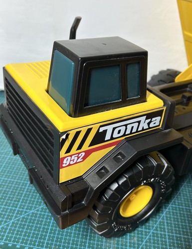 Tonka 952 Metal Mighty Dump Truck Yellow Die Cast Hasbro 2020 - Picture 5 of 15