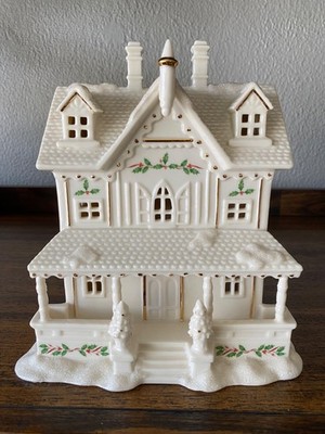 LENOX CHRISTMAS HOLIDAY VILLAGE VICTORIAN HOUSE Lighted sculpture