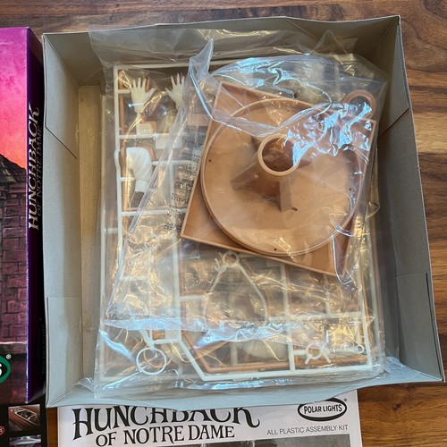 NOB Polar Lights Hunchback of Notre Dame Glow Model Kit - Square Box - Aurora - Picture 4 of 6