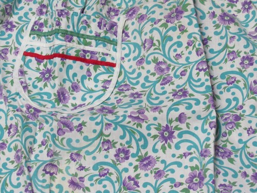 Bonito delantal vintage de 1/2 flores moradas estampado aguamarina oscura - Imagen 2 de 7