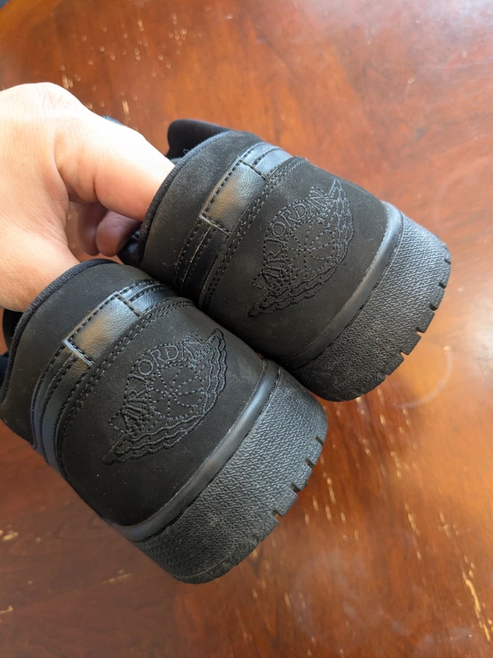 Tênis retrô Nike Air Jordan 1 baixo triplo preto couro nobuck masculino tamanho 12 - Imagem 2 de 4