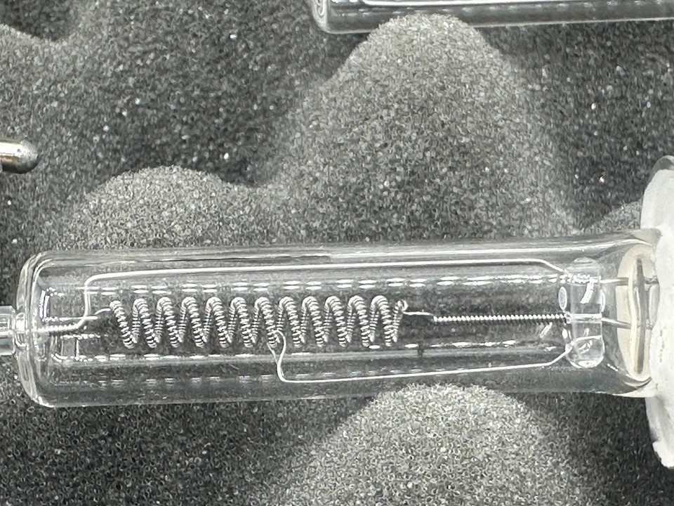 Lote Mixto de 11 Bombillas Halógenas EHD 120V 500W - Hikari y EiKO + Fusibles y Estuche Rígido Foto 3 de 4