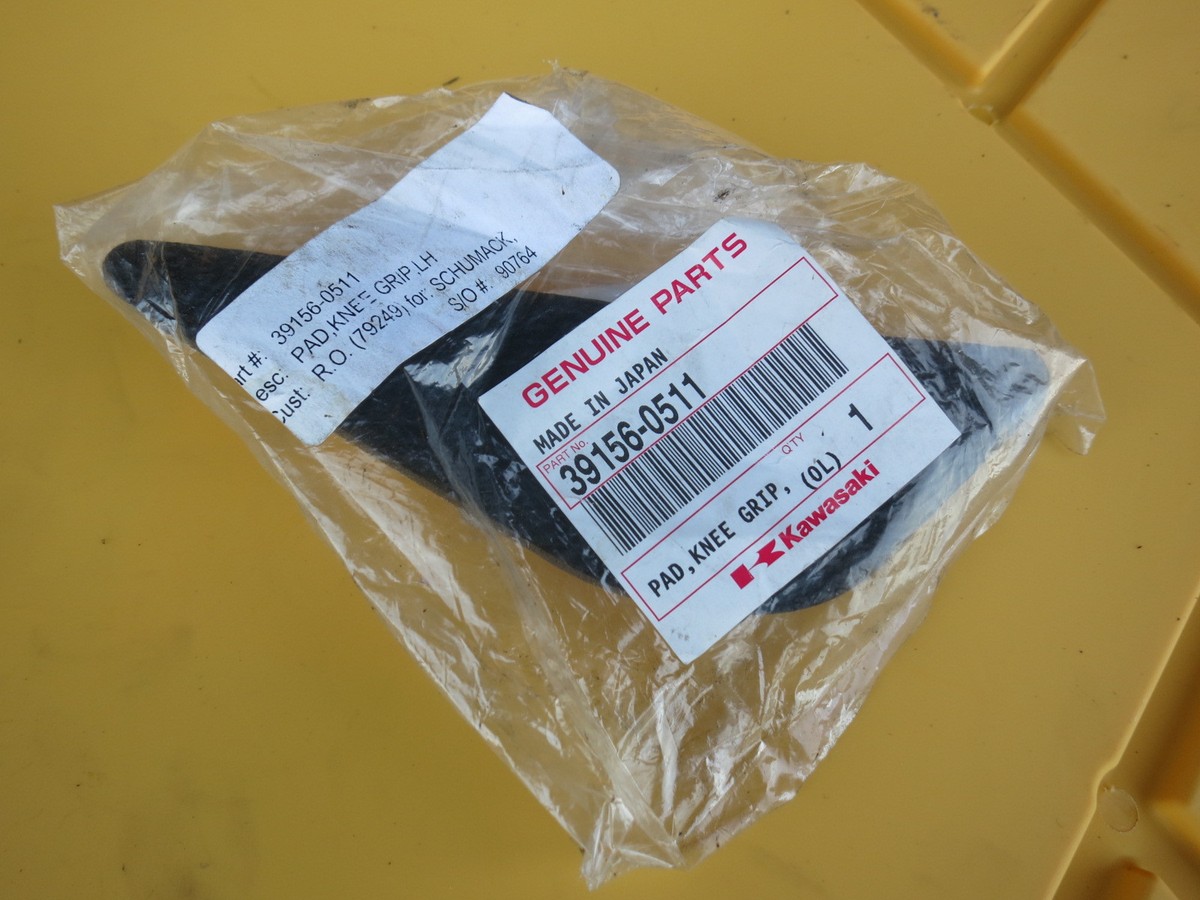 G_ハイ 2010 Kawasaki Ninja ZX-6R OEM Fuel Tank: Left Hand Knee Grip