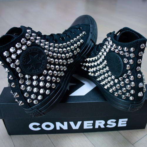 Tenis Chuck Taylor Genuinas CONVERSE Monocromo-Negro con Tachuelas Plateadas All-Star - Imagen 2 de 10
