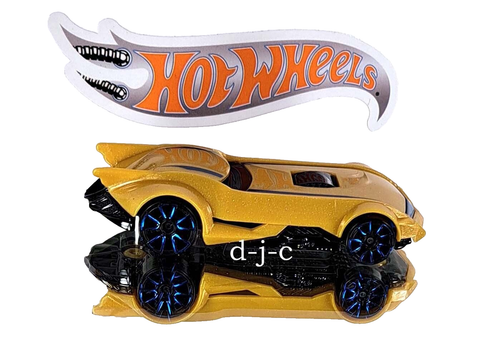 2025 Hot Wheels BATMAN Design Exclusive Batmobile The Batman Gold Loose - Picture 3 of 4