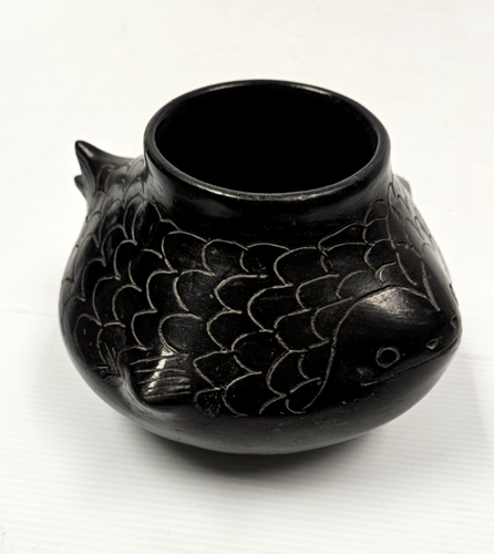 Mata Ortiz Black Mexico Pottery Vase Fish Shaped Pot signed E Gonzalez 7"x6"x4.5 - Picture 2 of 16
