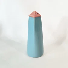 Vtg Lindt-Stymeist Colorways Turquoise w/Salmon 5.25" Pyramid Salt Pepper Shaker