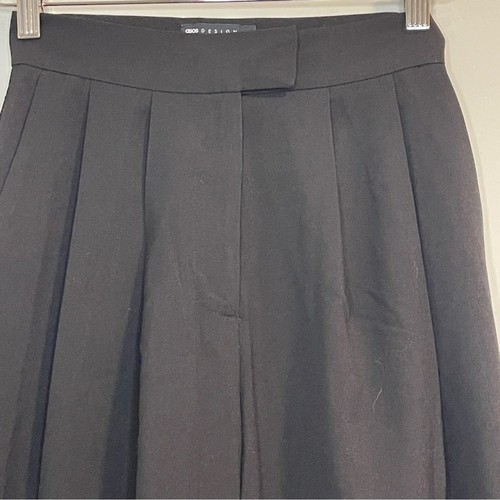 ASOS DESIGN Taillierte Hose mit weitem Bein und Bundfalten in Schwarz US 0 - Bild 3 von 6
