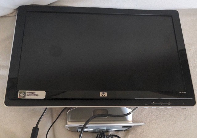 HP 2010i 20" LCD Widescreen Monitor w/Built-In Speakers excellent condition HP 2010i 20" LCD Widescreen Monitor w/Built-In Speakers excellent condition