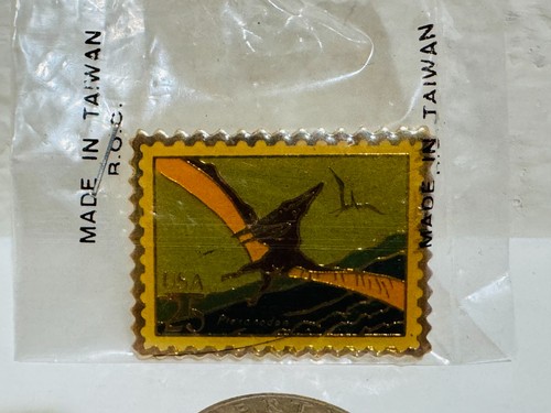 Pin's timbre dinosaure doré - Ptéranodon - 25¢ USA - 1988 Taiwan - Photo 2/3