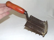 Antique American Sturdy Metal Western Horse Grooming CURRY COMB, BRUSH