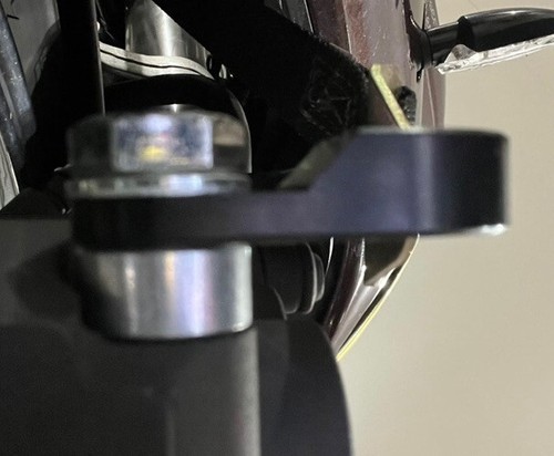08+ PERNOS FRONTALES Y ESPACIADORES YAMAHA R6 YZFR6 para usar con kit de correa descendente - Imagen 3 de 4