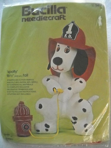 Cappello antincendio idrante cane caserma dei pompieri Spotty altezza 16,5" Bucilla 3417 nuovo vintage  - Foto 1 di 3