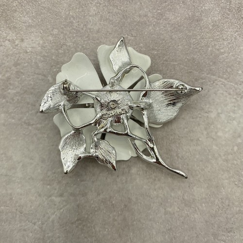 Sarah Coventry Enamel Flower Brooch Pin Summer Magic White Silver Tone Scratches - Picture 2 of 6