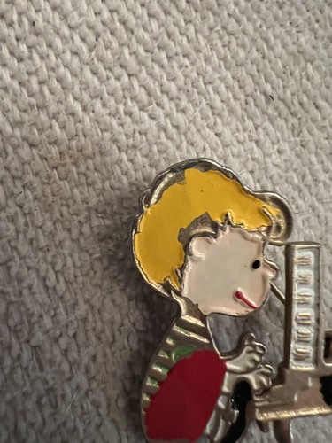 SCHROEDER playing the Piano PEANUTS Charlie Brown Lapel Hat Pin United Features - Foto 3 di 8