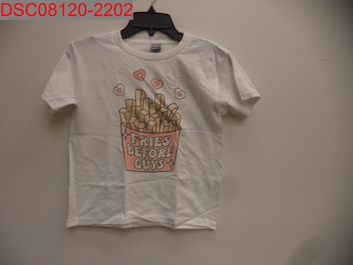 NWOT - Gildan Dryblend Unisex Kids White Fries Before Guys T-Shirt, Size S - Picture 1 of 6