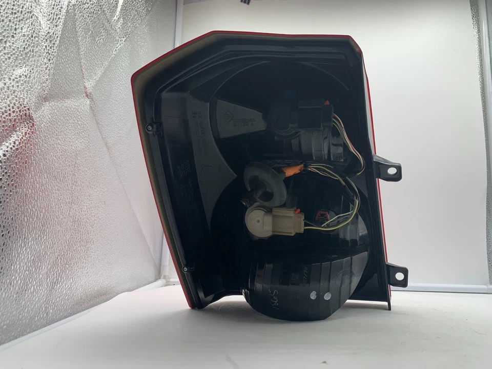 Luz trasera lateral para pasajeros Dodge Caliber 2007 OEM A03B07001 Foto 3 de 4