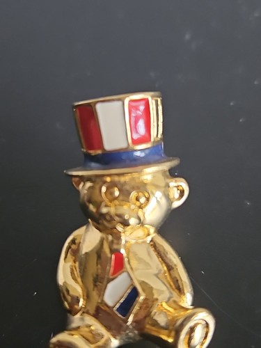 Cravatta cappello smaltata orso patriottico Avon firmata tono oro spilla spilla - Foto 4 di 7