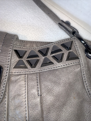 Bolso de Hombro Hobo de Cuero Guess by Marciano Gris Grande Tachonado Suave - Imagen 7 de 24