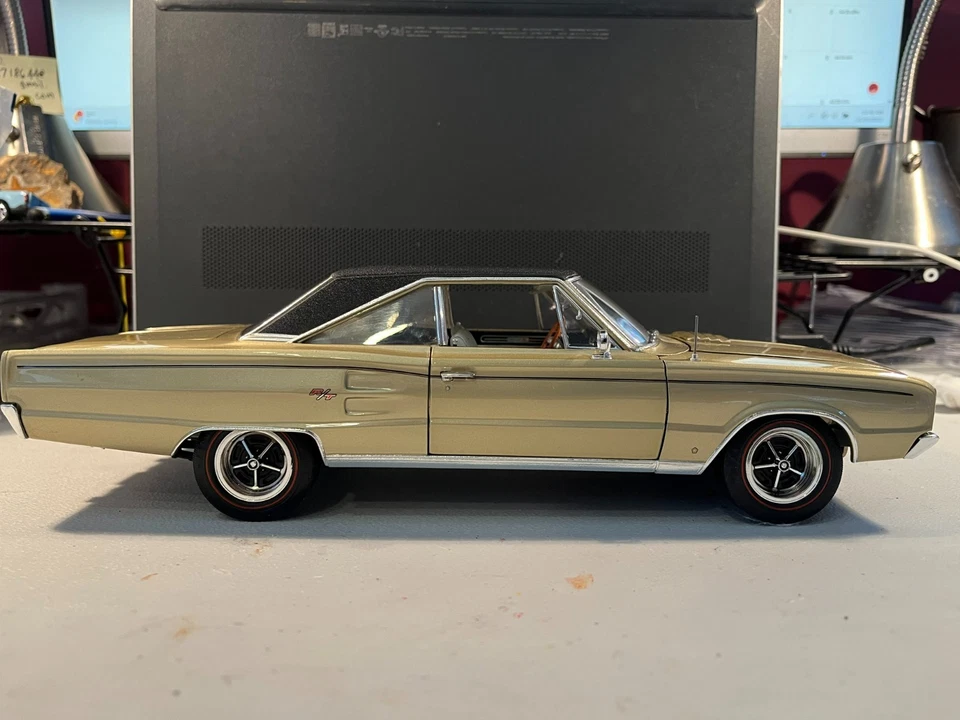 Dodge Coronet R/T 440 Magnum Edition 1967 Highway 61/DCP 1:18 pulgadas dorado y negro Foto 3 de 4