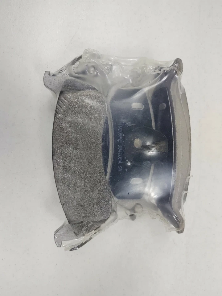 Juego de pastillas de freno de disco trasero Wagner MX761 para Mercedes-Benz ML320 / ML350 / ML430 Foto 2 de 4