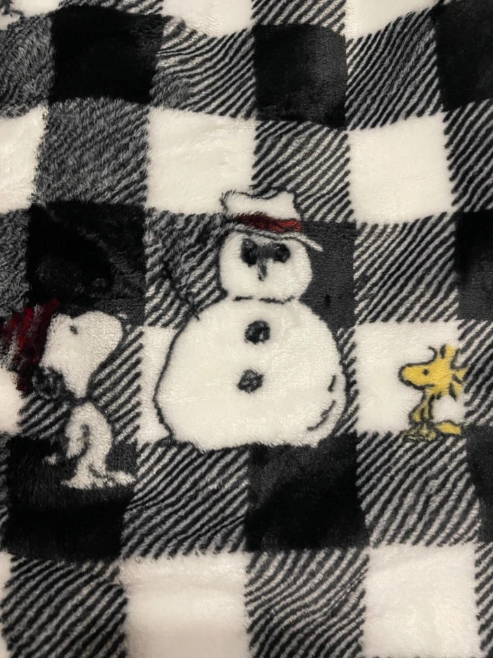 Divertido tiro Snoopy a cuadros blanco y negro VelvetLoft Peanuts 50x70 pulgadas Foto 3 de 4