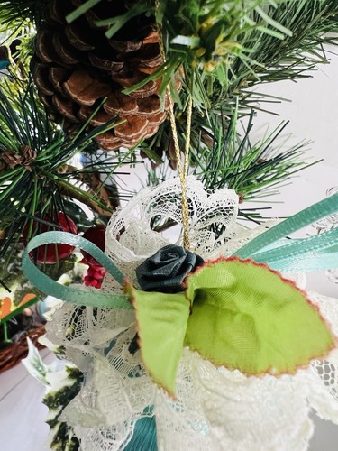 Juego De Colección De 2 Adornos De Navidad De Rosa Victoriana Con Acentos De Perlas De Imitación - Imagen 4 de 15