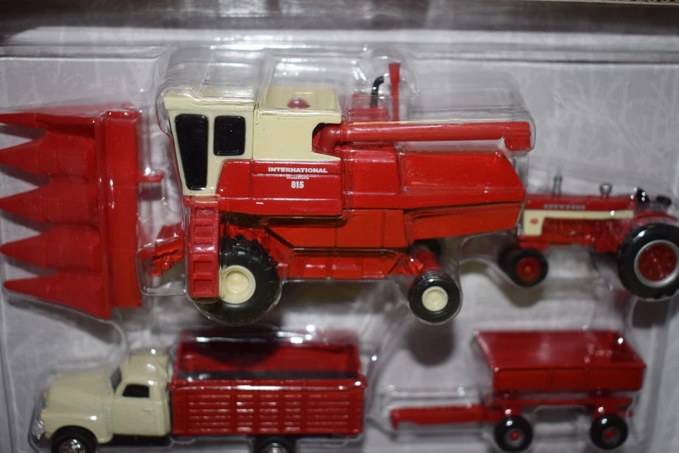 ERTL 1/64 Scale 4-pc Vintage IH Harvesting Set - 815 Combine, 460, truck & wagon - Image 2 of 4