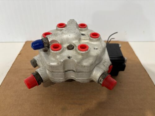 1986-1993 MERCEDES BENZ 190E 260E 300E/SE BOSCH FUEL DISTRIBUTOR # 0 438 101 012 - Picture 5 of 11