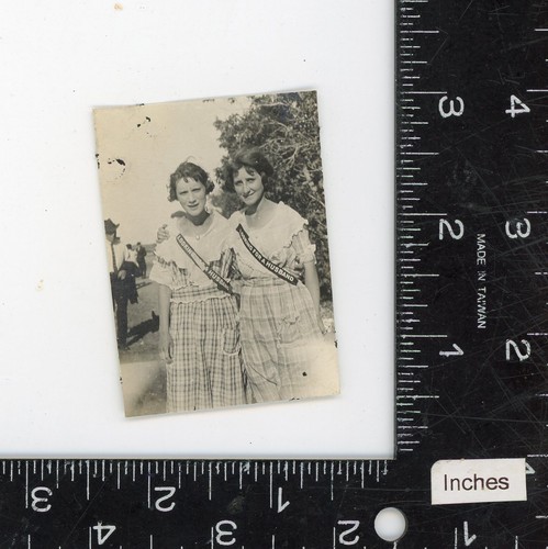 Mädchen tragen " Auf der Suche nach einem Ehemann " Schärpe Banner Vintage Schnappschuss Foto - Bild 2 von 3