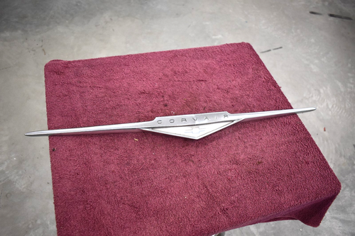 1961 Chevrolet CORVAIR Front Grill Moulding Emblem NICE Original 3784583 - Bild 1 von 6