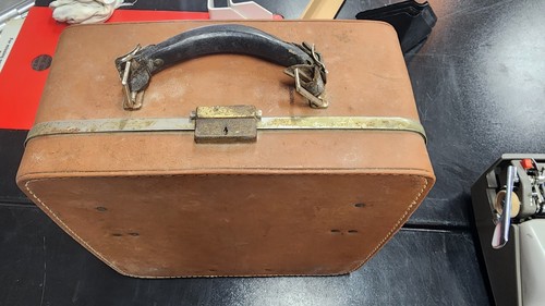Royal Futura Typewriter with Case - Royal Futura 800 Typewriter USA - Picture 9 of 11