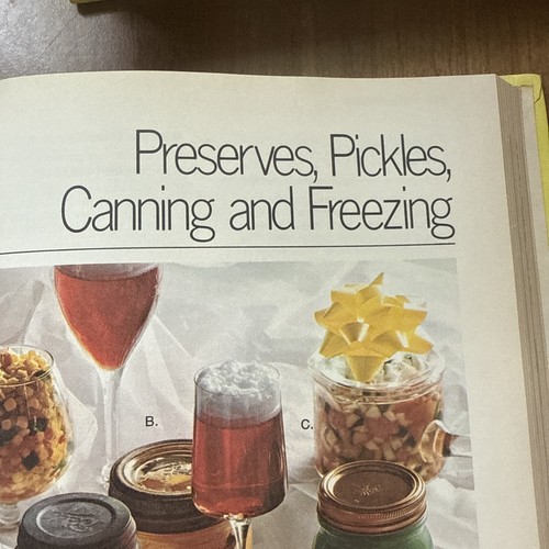 Vintage 1975 The New Pillsbury Family Cookbook - Illustrated - Picture 8 of 9