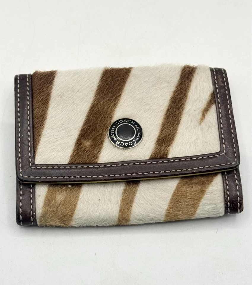 Cartera a presión Coach de cuero con pelo de cebra Foto 2 de 4
