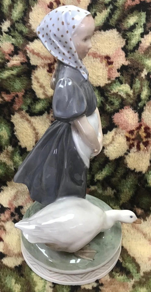 Figura Royal Copenhagen - Niña con ganso - 527 - Azul oscuro - 91/4 pulgadas Foto 3 de 4