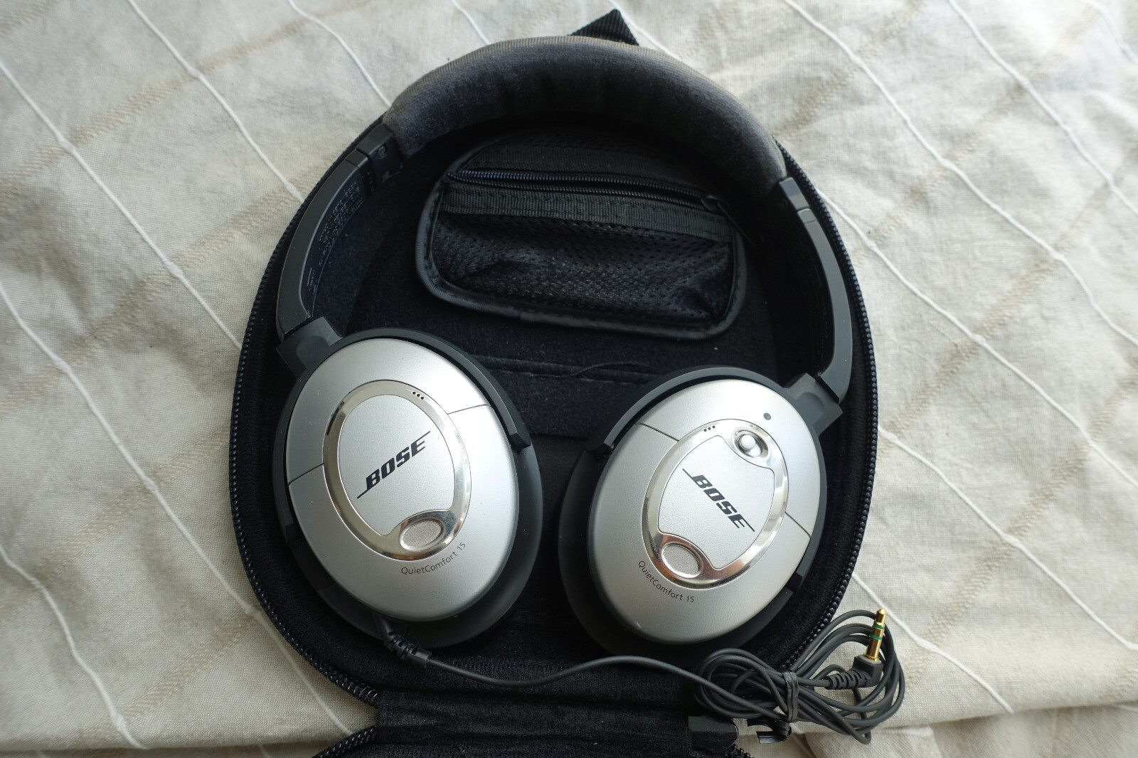 Bose QuietComfort 15 Wired Noise Cancelling Headphones with Carrying Case-image