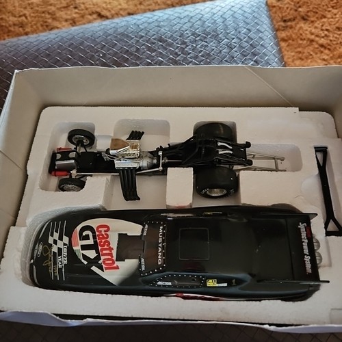 John Force 1:24 ""Special Edition"" Fahrer des Jahres Druckguss lustiges Auto - Bild 2 von 2