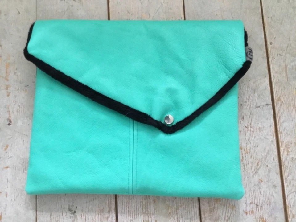 Tasche Tablet💻🎁 feinstes Leder Türkis Fellfutter LUXUS UNIKAT Maße 27x33cm
