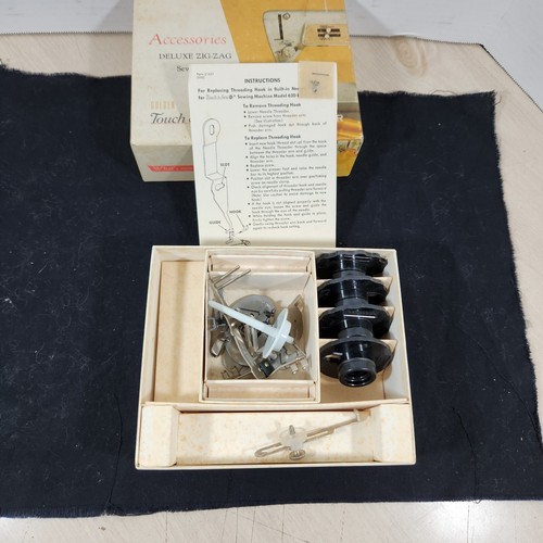 Vintage Attachments SINGER Touch & Sew Deluxe Zig-Zag Sewing Machine Model 600 - Picture 7 of 7