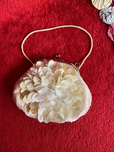 Bolso sin asas blanco iridiscente con lentejuelas flor de Toby Dainty Little Purse - Imagen 2 de 4