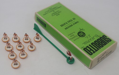 VINTAGE SUBBUTEO THE FOOTBALL GAME TABLE SOCCER 00 SCALE PLAYERS BLACKPOOL F.C. - Picture 10 of 10