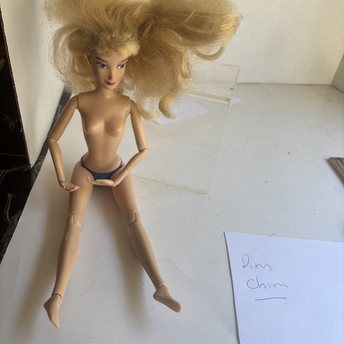 Muñeca desnuda princesa Disney muy articulada pelo malo usada puede oler a humedad - Imagen 16 de 17