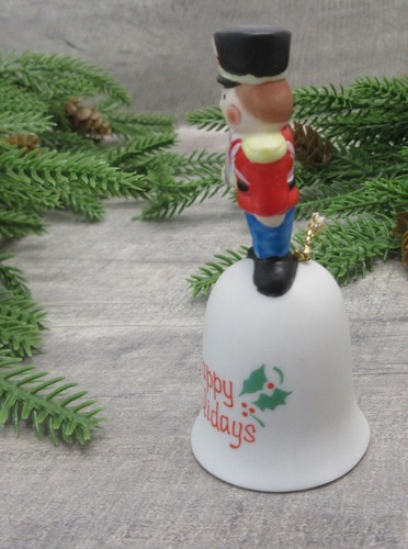 Pequeña estatuilla de soldado de feliz fiesta campana de Navidad de porcelana Russ de 3,25 pulgadas - Imagen 9 de 12