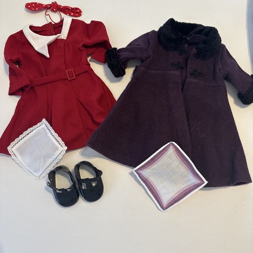 American Girl Pleasant Company verschiedene Kleidung, einschließlich Kleid, Mantel und Schuhe