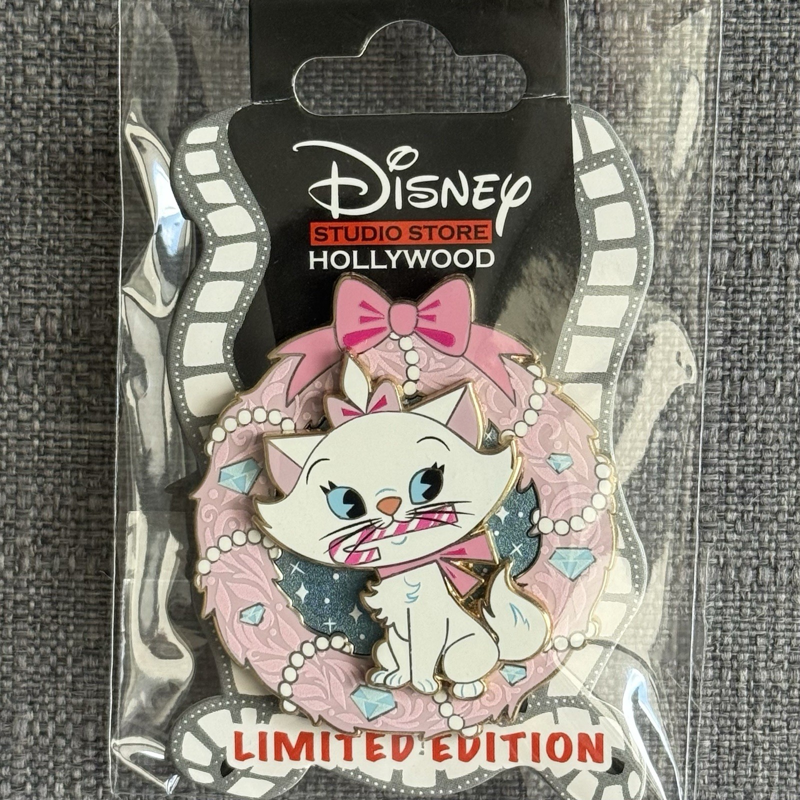 Disney DSSH Holiday Cat Wreath Marie Aristocats LE 400 Pin