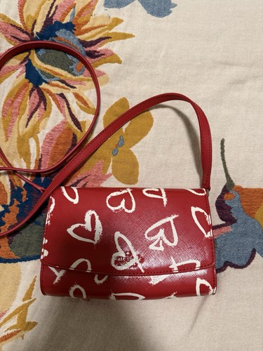 Cartera bandolera Kate Spade roja con corazones - Imagen 2 de 8