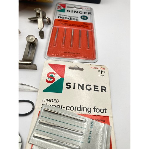 Vintage Singer Buttonholer with Manual 489500 And Singer Touch and Sew Zig-Zag - Picture 11 of 12