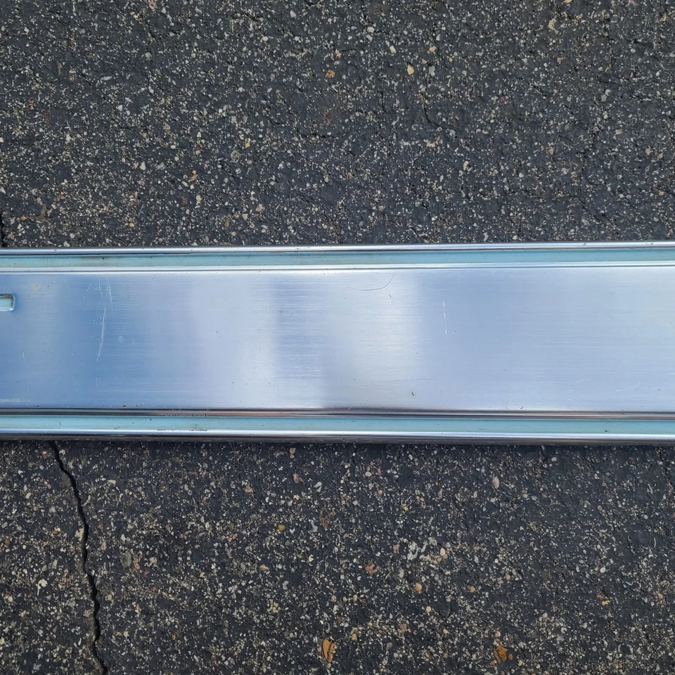 Chevrolet C10 C20 1975-1980 panel de moldura de puerta trasera estrecho de aluminio - pintado 1977 Foto 3 de 4